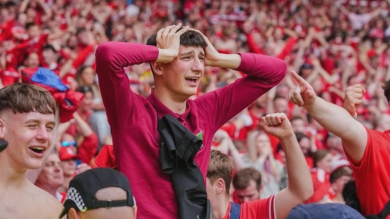 Suporterii scoțieni, încântați de o plimbare prin București: „Priviți această halbă de bere” 1 suporterii scotieni socati dupa o plimbare in bucuresti priviti numai halba de bere 68af67be0ec57