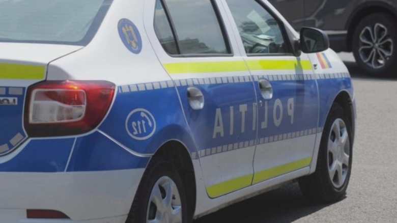 Un tânăr fără permis a fost prins transportându-și prietenul pe plafonul mașinii, iar autoritățile au reacționat prompt 1 tanar fara permis filmat in timp ce transporta un prieten pe plafonul masinii politia l a identificat si sanctionat 68b30c6bac766