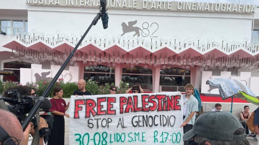 Veneția: Activiștii dezvăluie mesajul „Palestina Liberă” pe Lido, în mijlocul protestelor pentru Gaza 1 venice gaza protests hit lido as activists unveil free palestine banner in front of red carpet 68aecabf9391e
