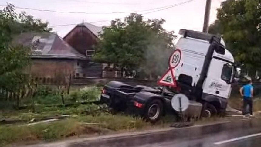 accident din cauza carosabilului ud un sofer a pus la pamant un stalp si un gard 68c05ea79f15e