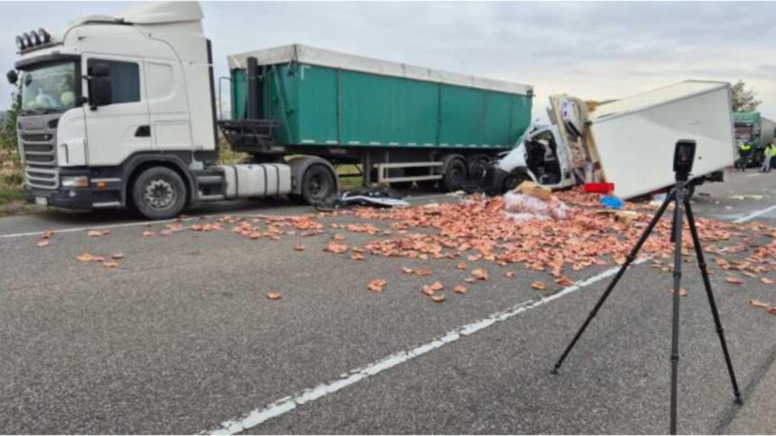 accident grav in judetul bacau o persoana a fost ranita in urma impactului dintre un camion si o autoutilitara 68d4f13c4a713