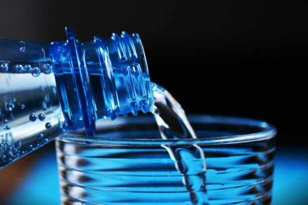 apa din aeroporturi si gari nu va mai costa cat o comoara proiect de lege sticla de 500 ml va avea pret plafonat 68d45d4c166fe
