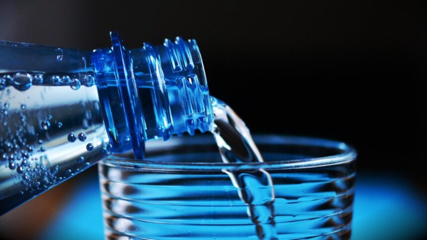 apa din aeroporturi si gari nu va mai costa cat o comoara proiect de lege sticla de 500 ml va avea pret plafonat 68d45d4c166fe