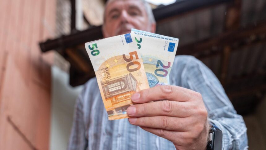 Banca Centrală Europeană ne îndeamnă să economisim pentru zile negre 1 banca centrala europeana ne sfatuieste sa punem bani de o parte pentru zile negre 68d4e97beafab