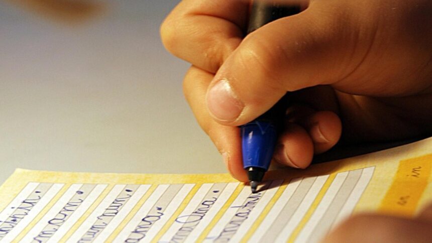 elev de 11 ani dus de urgenta la spital dupa ce ore intregi a incercat sa si faca temele medicii avertizeaza asupra riscurilor suprasolicitarii scolare 68d8e339cbe91