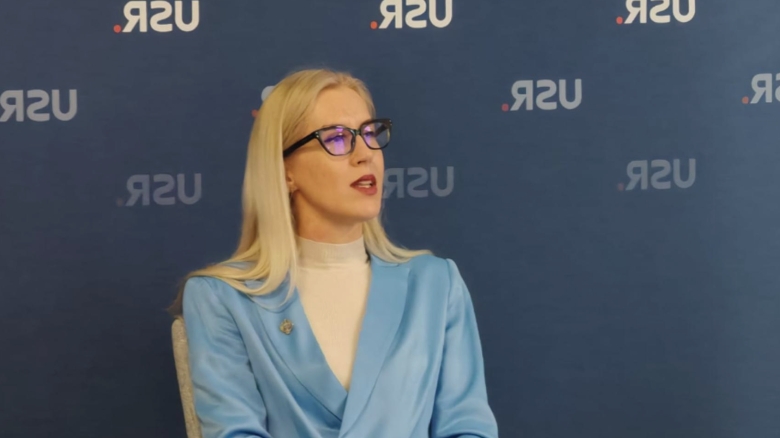 Dublul standard al rezistenței: deputata USR care sprijină reducerile din administrație încasează lunar 55.000 de lei 1 ipocrizie maxima in randul rezistilor deputata usr care aplauda restructurarile din administratie primeste 55 000 de lei pe luna video 68ba8edae2050