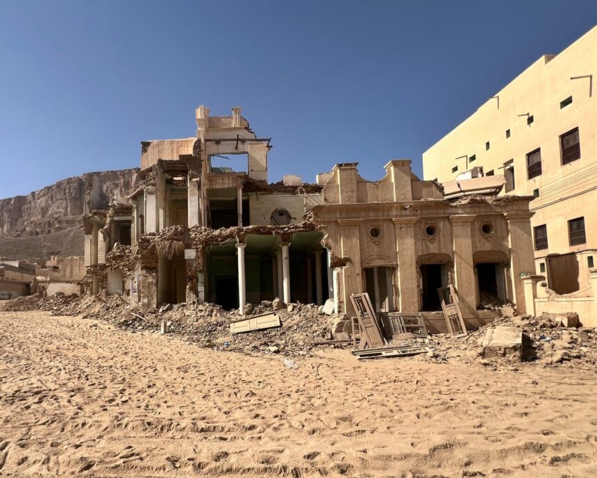 „Yemenii, îndurerați de ruina palatelor din chirpici: alte națiuni ar fi salvat aceste bijuterii arhitecturale” 1 other countries would have preserved it yemenis mourn the demolition of historic mud brick palaces 68d22b6177860