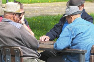 prima tara din europa care a luat decizia 70 de ani varsta de pensionare proteste masive in strada impotriva legii date de parlament 68d6e85e89343