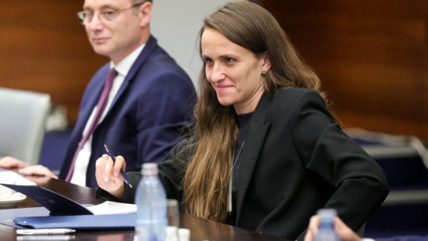 val de ironii pe contul de x al oanei toiu dupa ce postarea in care condamna asasinarea lui charlie kirk a disparut apoi a reaparut foto 68d0d41830654