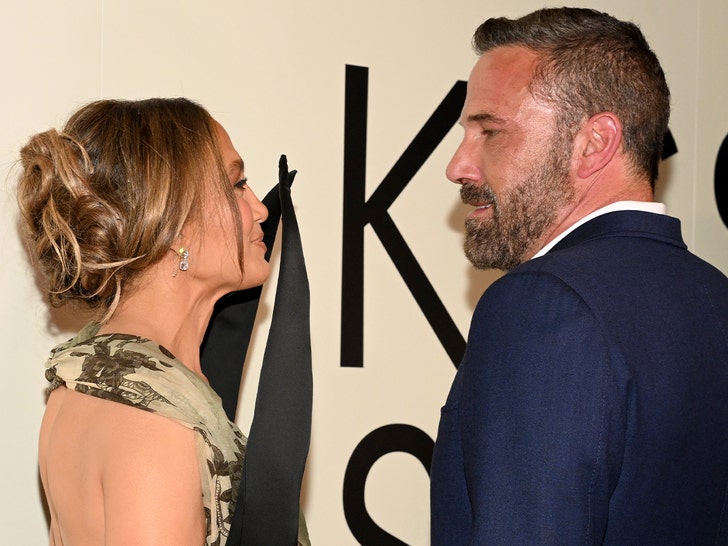 ben affleck and jennifer lopez reunite for kiss of the spider woman premiere 68e46107eeb10