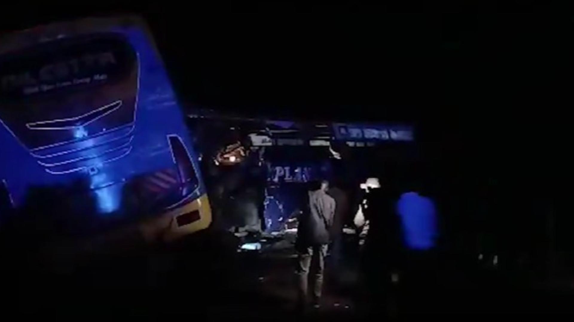 carambol de masini 63 de morti si zeci de raniti doua autobuze s au lovit in plin pe o autostrada din uganda 68f9072e707f2