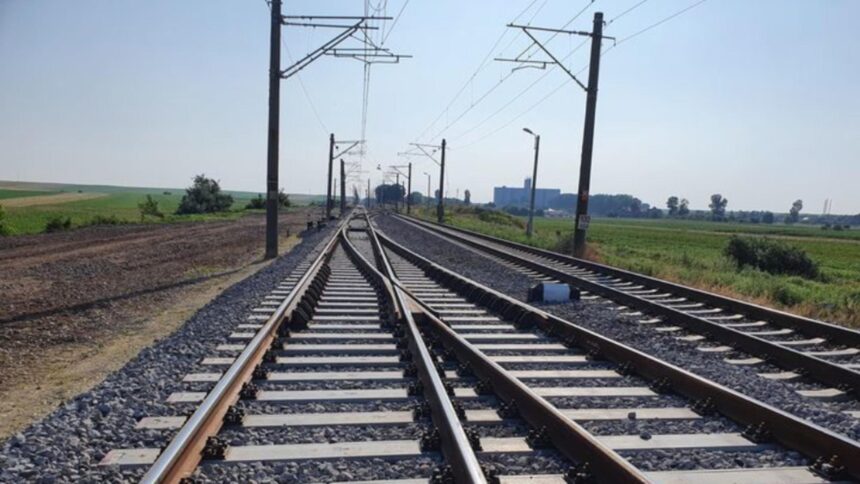 circulatia trenurilor suspendata temporar intre rosiori si atarnati dupa ce o sina s a rupt 68e4aa59d7a89