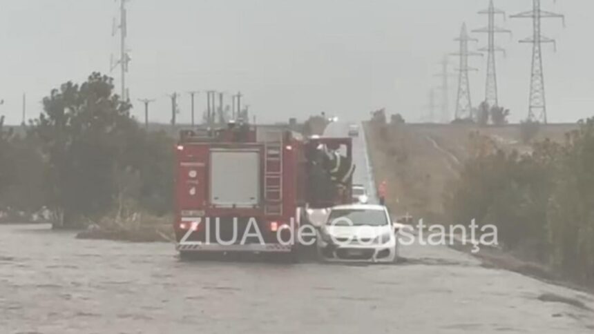 cod rosu de ploi in constanta o masina a fost luata de viitura soferul s a refugait pe capota pentru a fi salvat interventie contracronometru 68e603131c95a