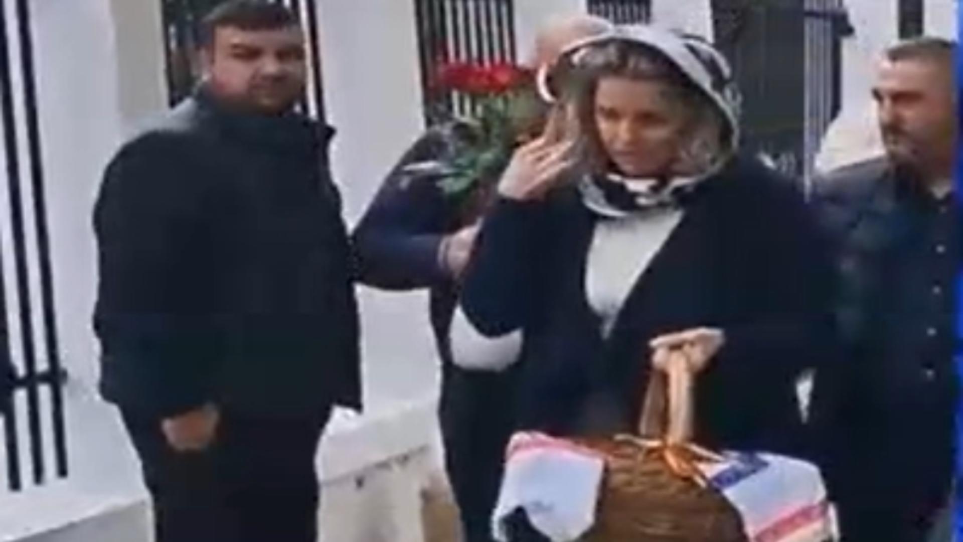 imaginile momentului cu cristela georgescu la biserica discreta si eleganta sotia liderului suveranist a ales smerenia si rugaciunea video 68ee198592c0c