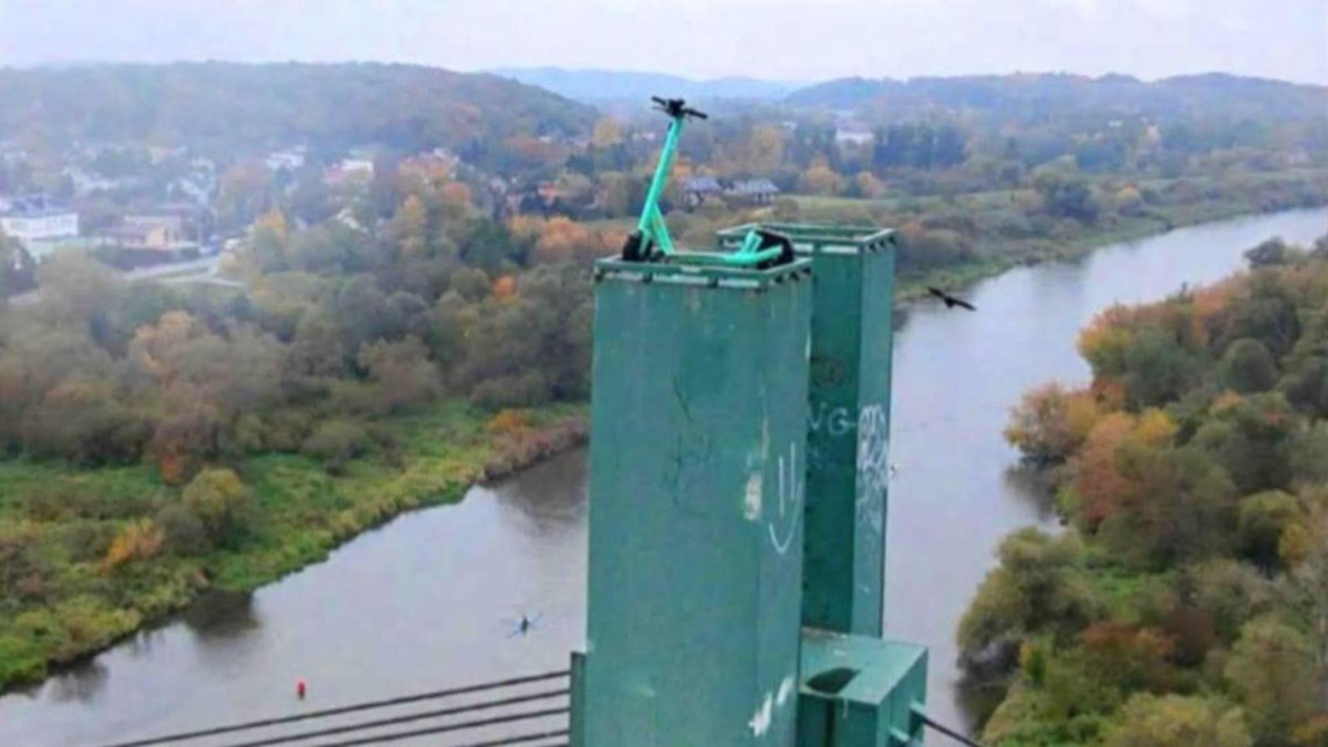 mister in polonia o trotineta electrica gasita in varful unui pod la 40 de metri inaltime pompierii au intervenit timp de trei ore 68ffd34681aca