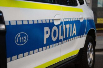 petrecere cu scandal in bocsa doi tineri cercetati pentru ultraj baiatul a lovit un politist in cap cu o sticla iar fata a spart luneta unei autospeciale 68e3998c66e36