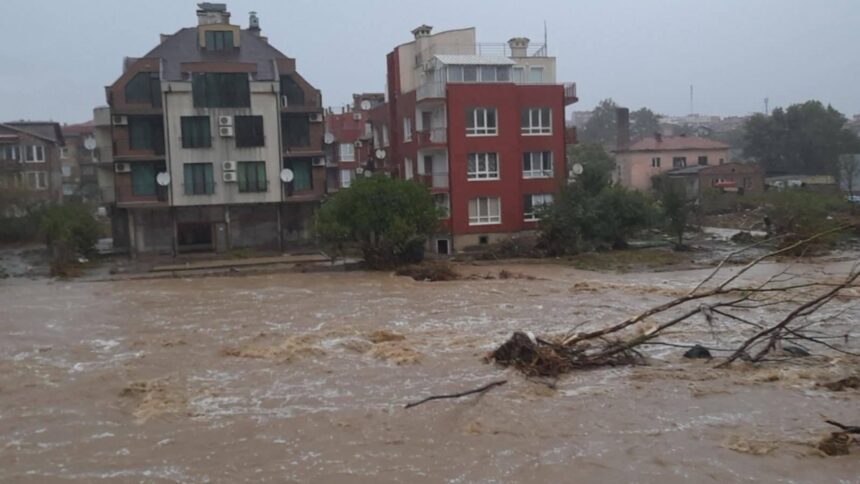 Bulgaria în alertă: Stațiunile de la Marea Neagră, sub asediul inundațiilor devastatoare 1 stare de urgenta in bulgaria inundatiile fac prapad mai multe statiuni de la marea neagra distruse complet foto video 68dffbb2c2efb