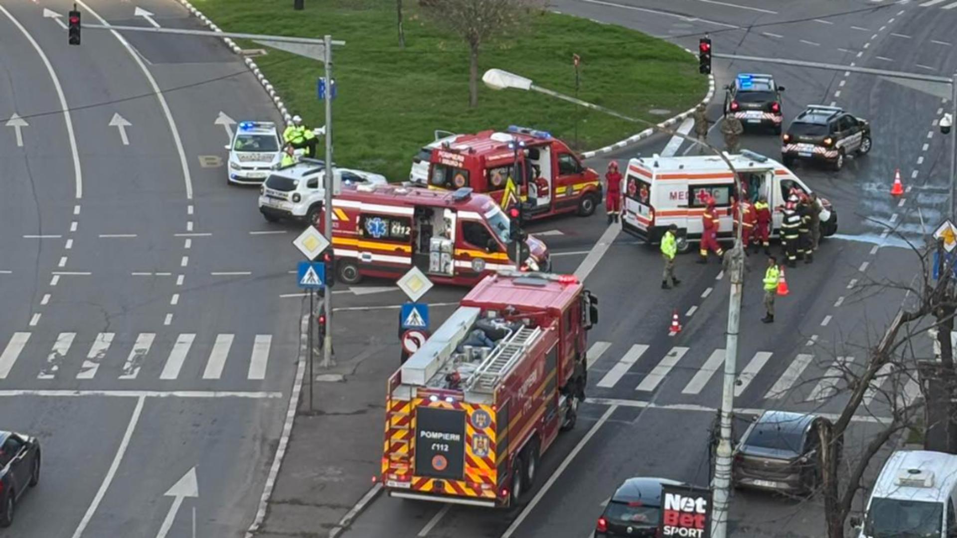 Coliziune în inima Capitalei: ambulanță cu militari implicată, trafic blocat, poliția militară intervine 1 accident in centrul capitalei cu o ambulanta care transporta militari trafic ingreunat politia militara a ajuns la fata locului 69270900bfff8
