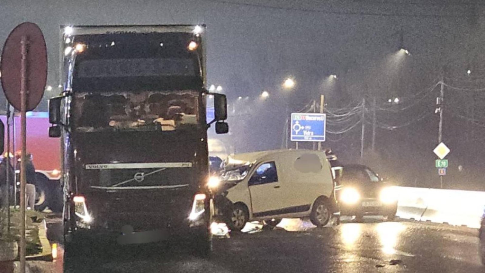 accident pe dn5 la jilava o duba de curierat a lovit un tir stationat pe marginea drumului 6928ab3482816