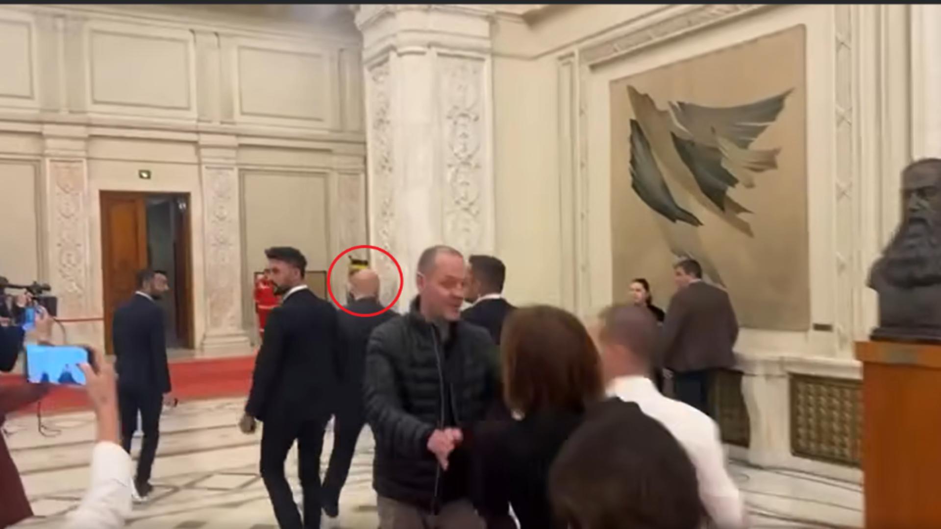 bolojan derapaj socant la adresa presei seful saraciei si a pus oamenii sa ii impinga pe jurnalisti ca sa i acopere fuga din parlament video 69270eb4b016e
