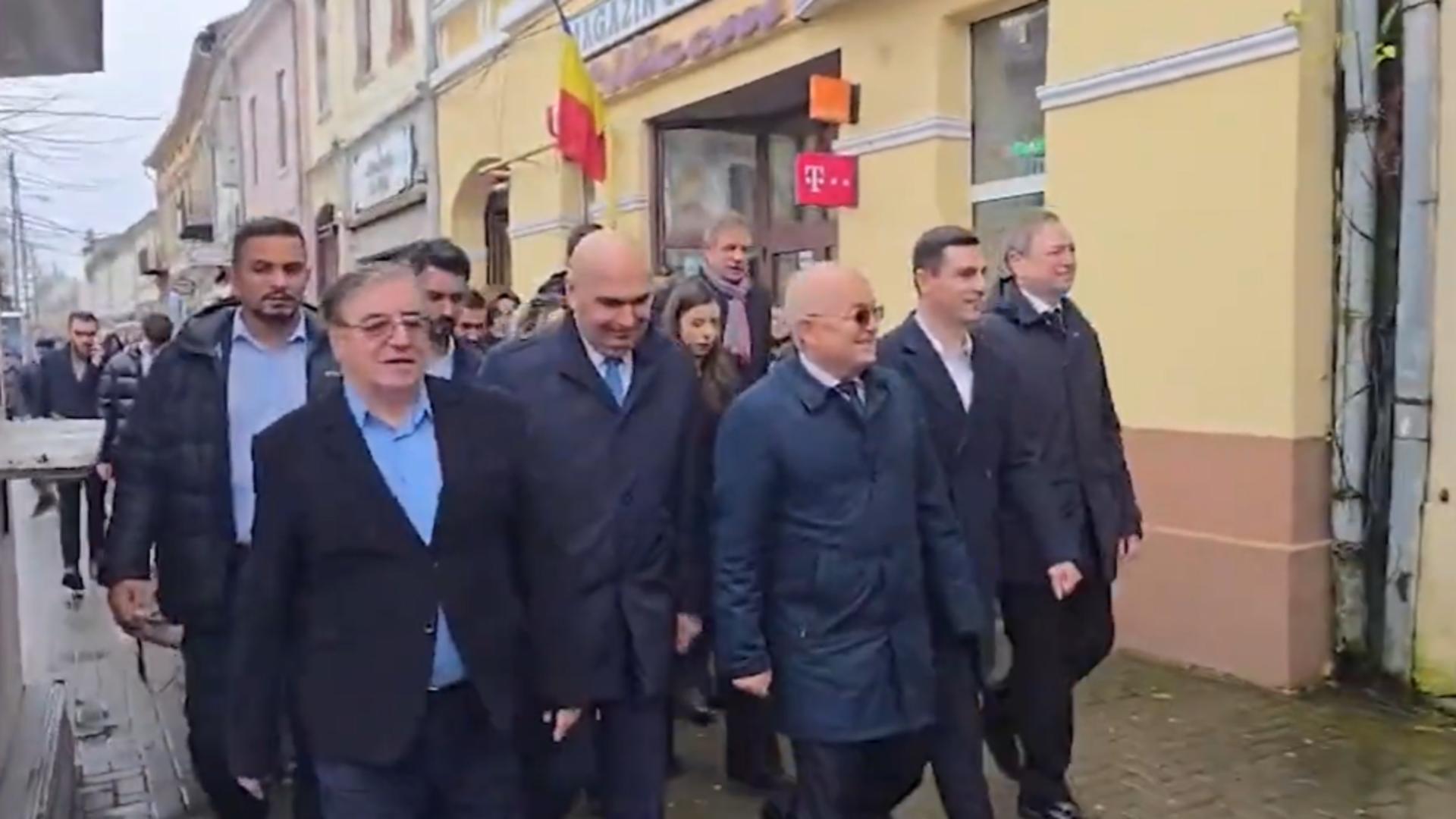bolojan si boc huiduiti pe strada reactie batjocoritoare oamenii lui ilie saracie au ras de o femeie care isi manifesta nemultumirea video 69219322c318e