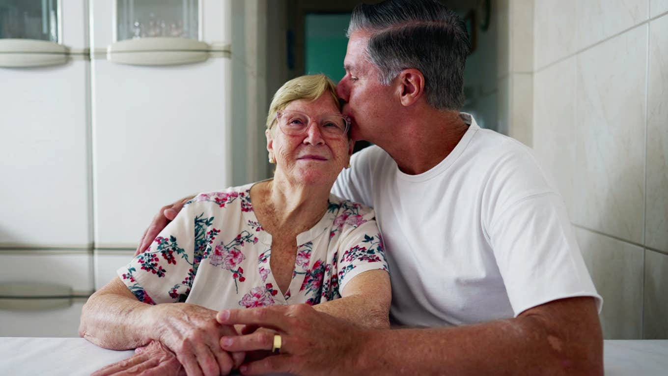 11 Comportamente ale părinților cu cuiburi goale care nu mai găsesc bucuria în viața de acasă 1 empty nesters who dont love their lives anymore usually do these 11 things at home 692658d0e1136