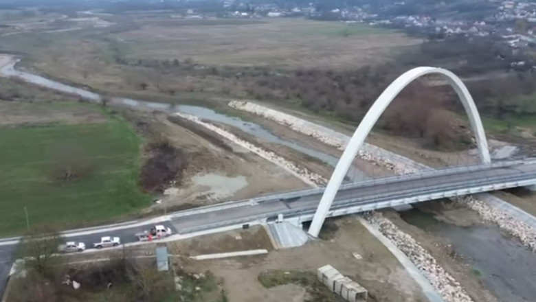 S-a încheiat construcția celui mai impresionant pod cu arc parabolic din România: descoperă locația și rutele pe care le deschide 1 foto a fost finalizat podul cu cel mai mare arc parabolic din romania unde este amplasat si ce legaturi asigura 69275999d7b02