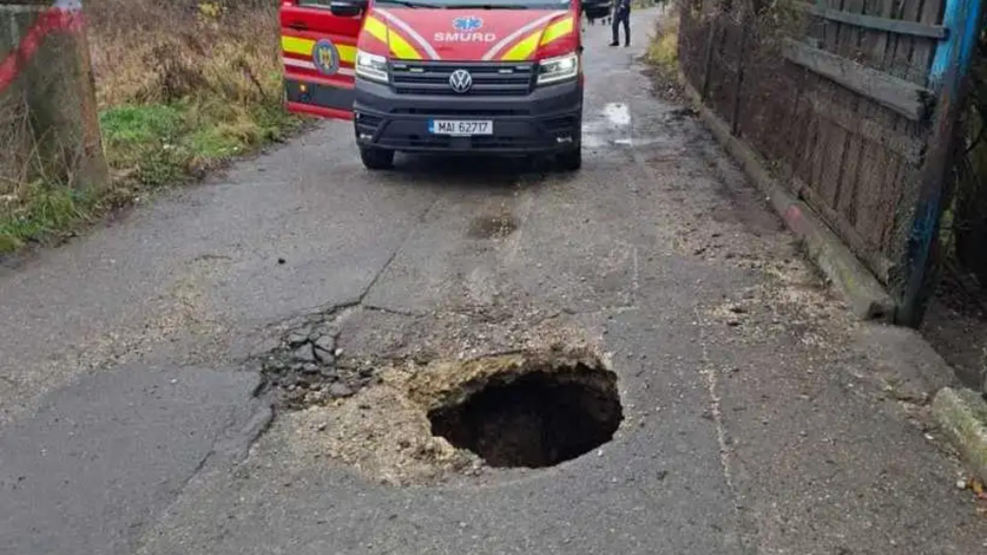incident socant in petrosani doi oameni au cazut intr o groapa adanca de un metru 692337951118d