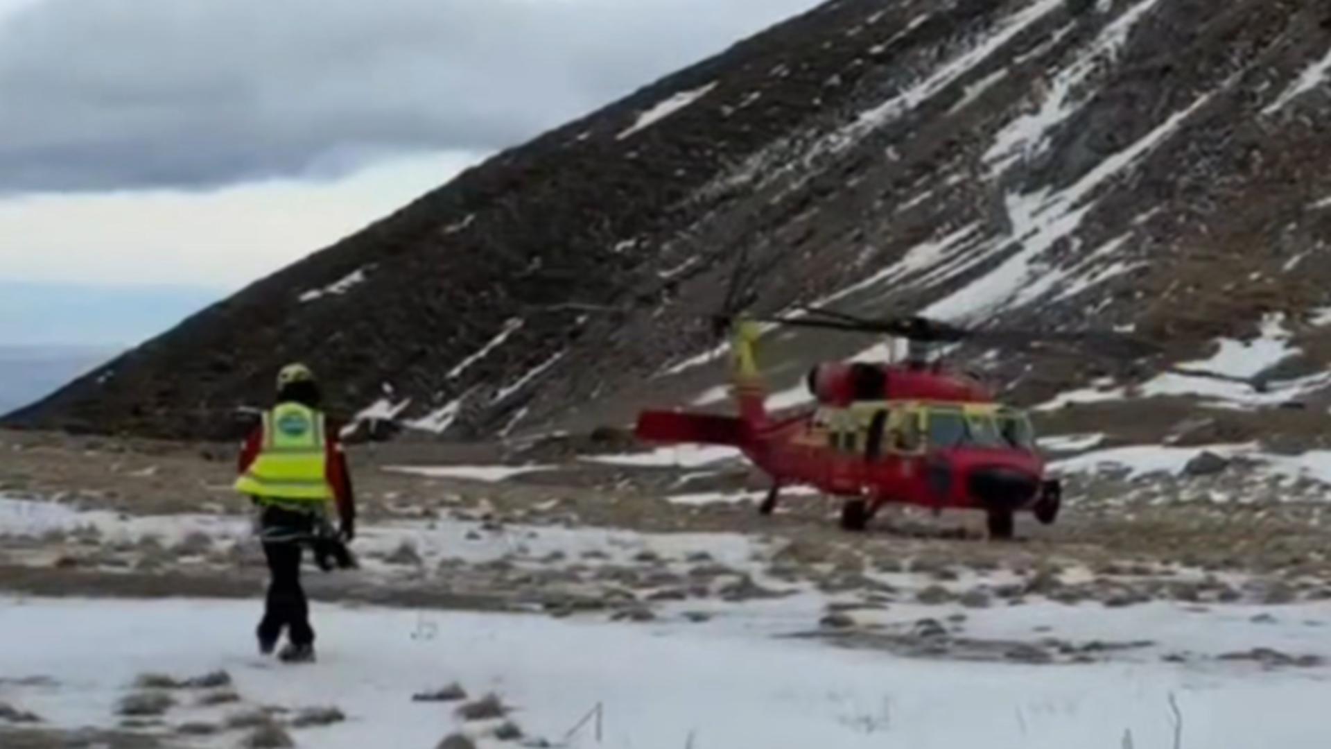Misiune de salvare în premieră: elicopterul Black Hawk zboară deasupra Munților Bucegi 1 interventie in premiera elicopterul black hawk folosit intr o misiune de salvare in muntii bucegi video 6927f498e77b3