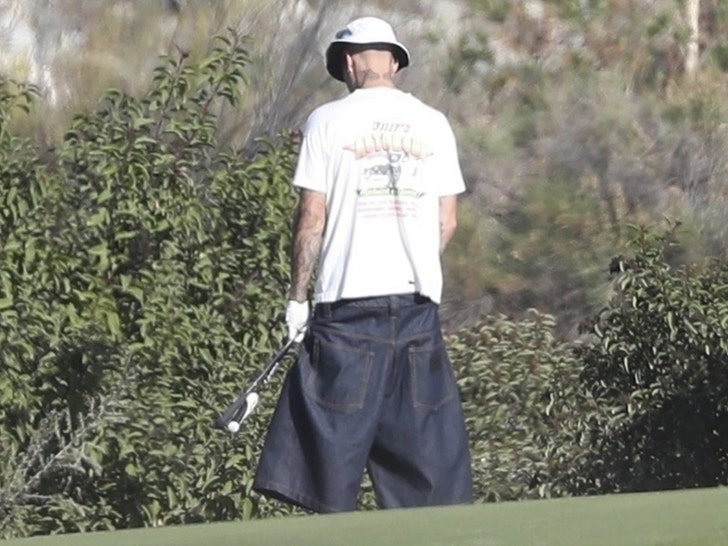 justin bieber caught on camera relieving himself in golf course bushes 69248694c5992