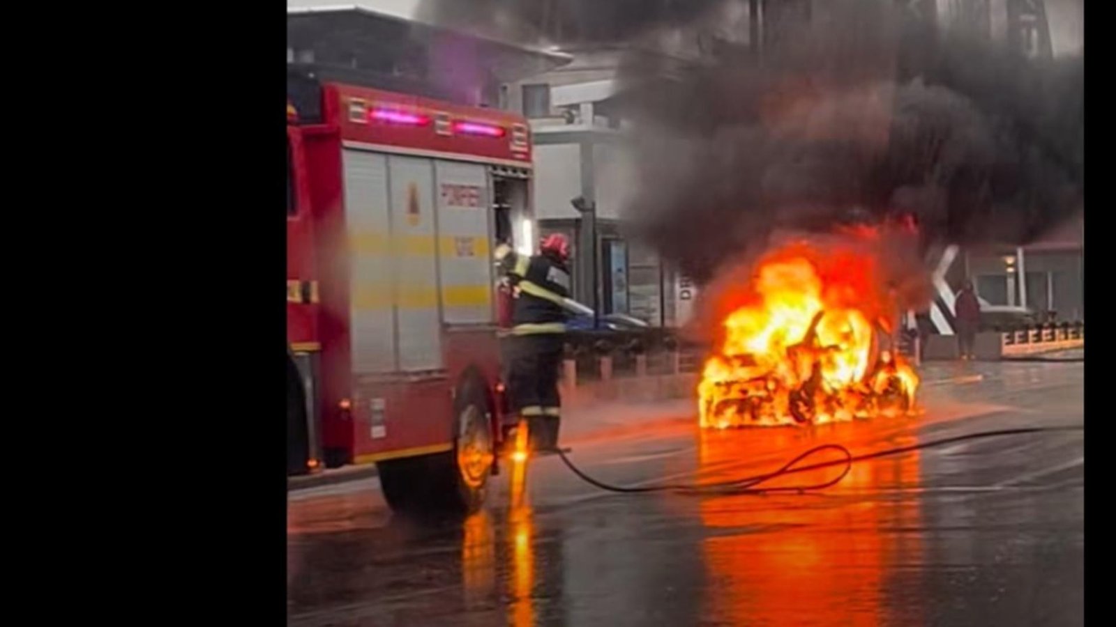 momente de panica in capitala o masina a luat foc in trafic pe unul dintre cele mai aglomerate sosele video 692b048c58b8c