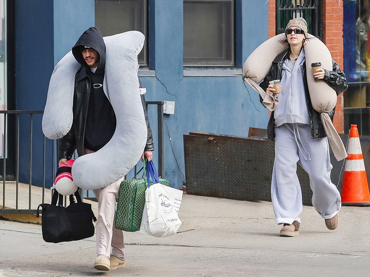 pete davidson snapped carrying pregnancy pillow for girlfriend elsie hewitt 69091aead4b25