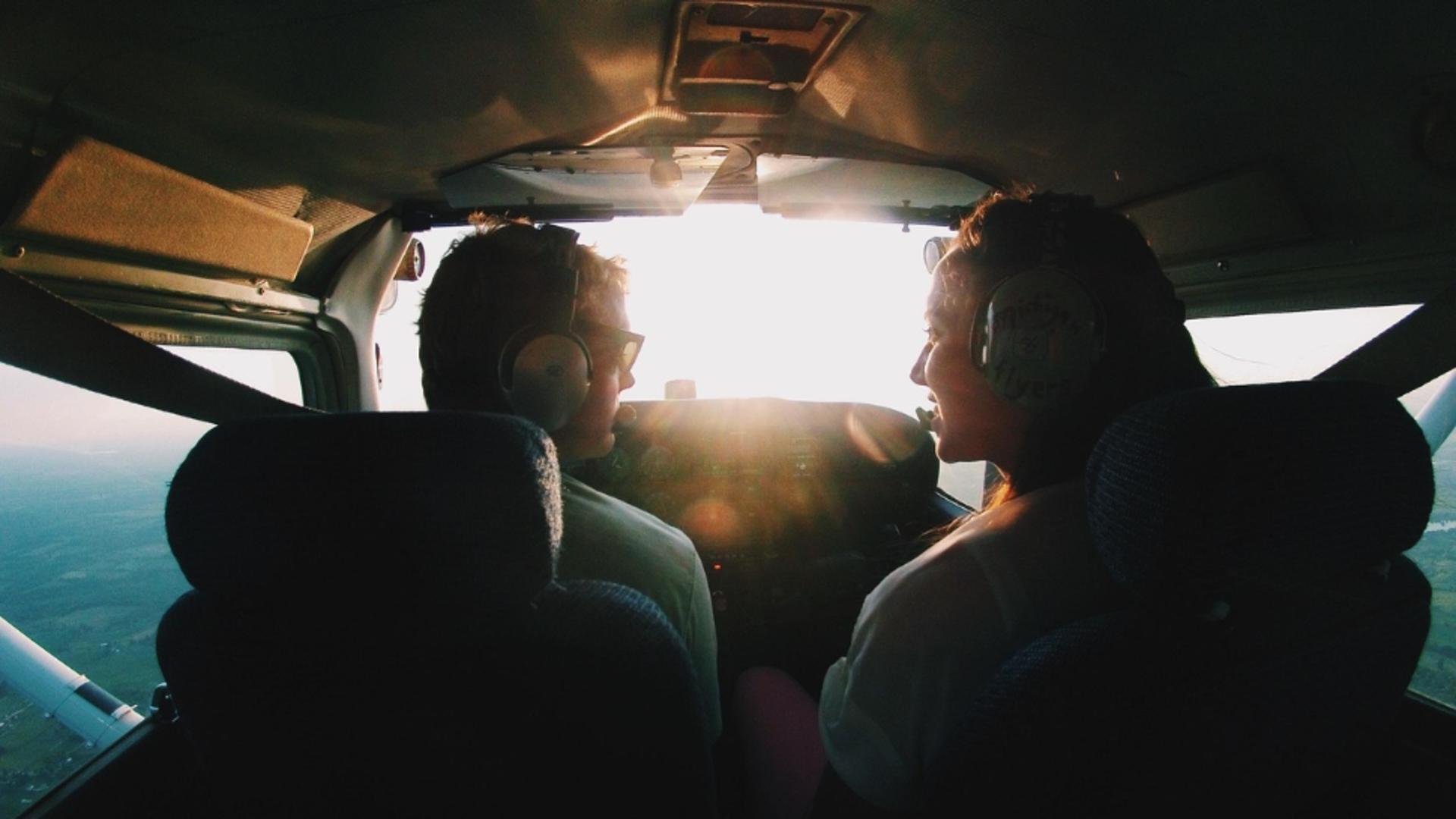 pilot aflat sub influenta drogurilor a incercat sa opreasca motoarele unui avion in plin zbor credea ca nu mai traieste 6919e7ba64224