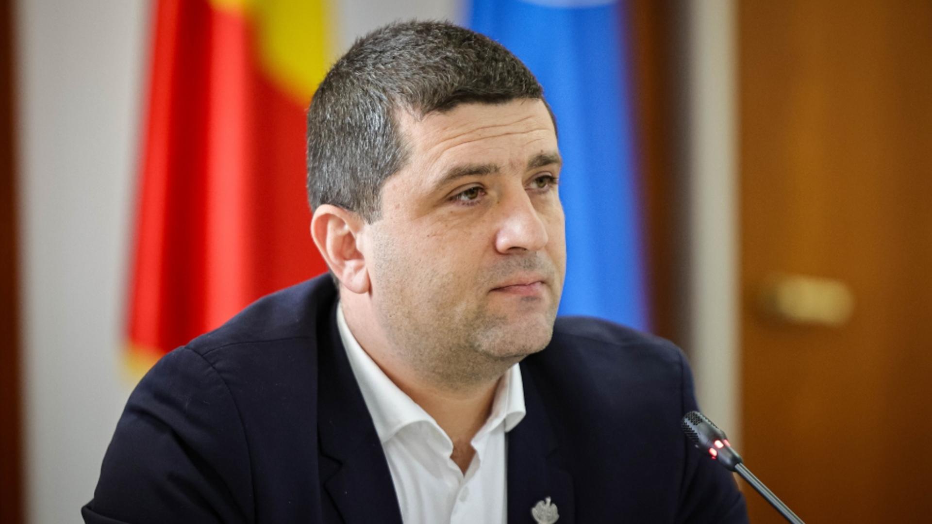 rezistul miruta de la economie se plimba mai ceva ca iohannis cum si a luat colegul de liceu in seul pe banii ministerului 6921cca1047fa