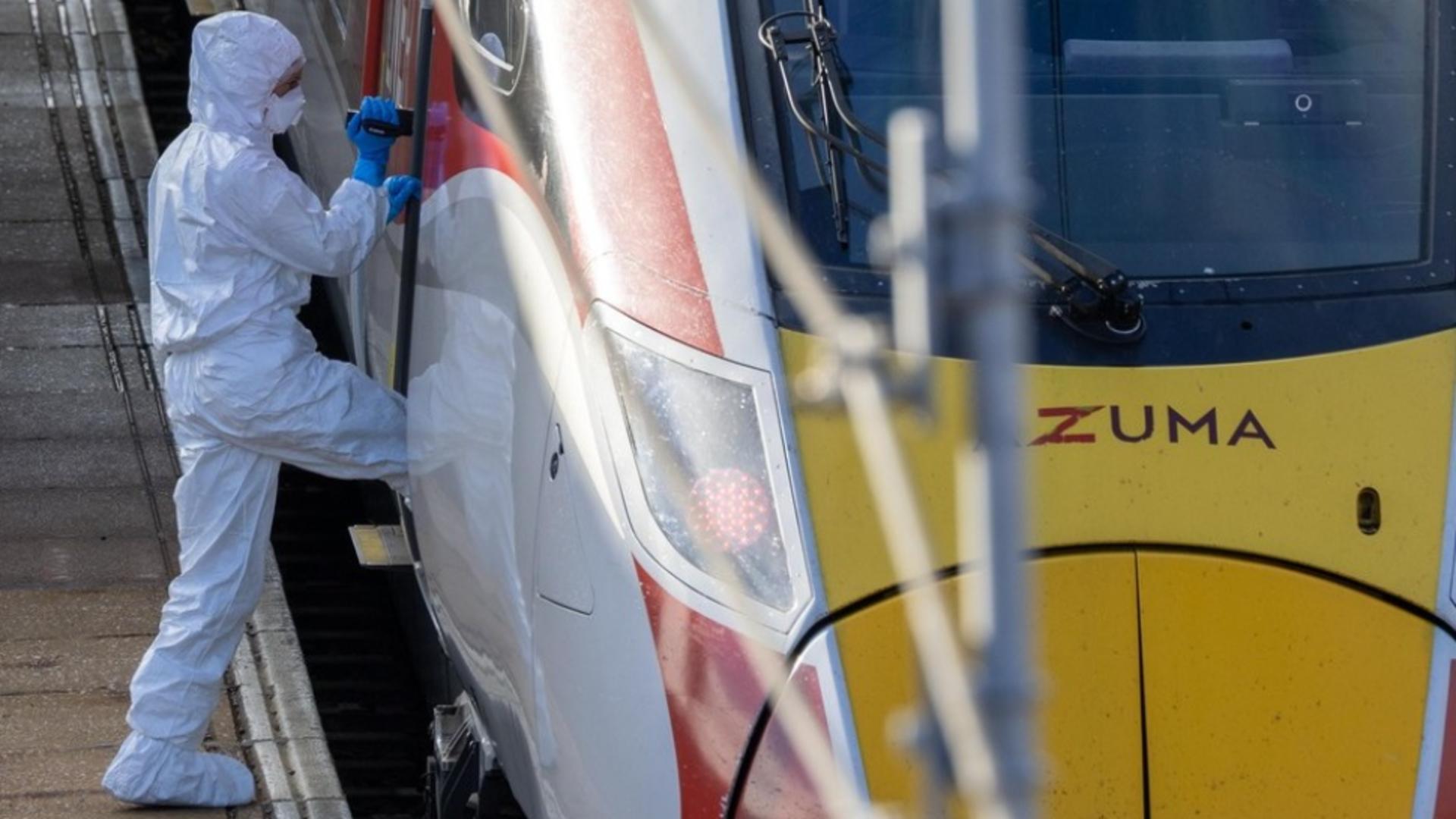 scene de groaza intr un tren din marea britanie zece pasageri injunghiati marturiile disperate ale victimelor 69086d4addb66