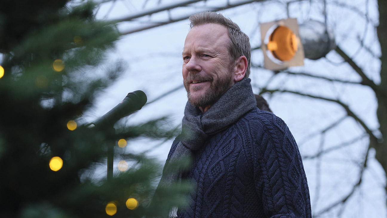 tinsel town review kiefer sutherland and rebel wilson charm in an overstuffed but winsome holiday comedy 6924ca6fe29f8