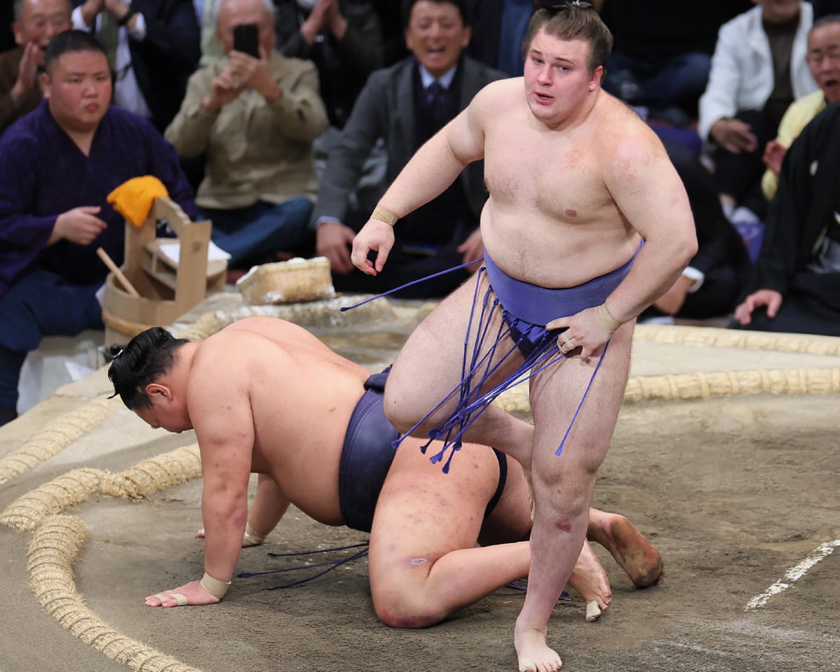 Refugiul ucrainean Danylo Yavhusishyn încântă Japonia și aduce primul titlu de sumo de elită pentru țara sa 1 ukrainian refugee danylo yavhusishyn wows japan to win his countrys first elite sumo title 692384a70e347