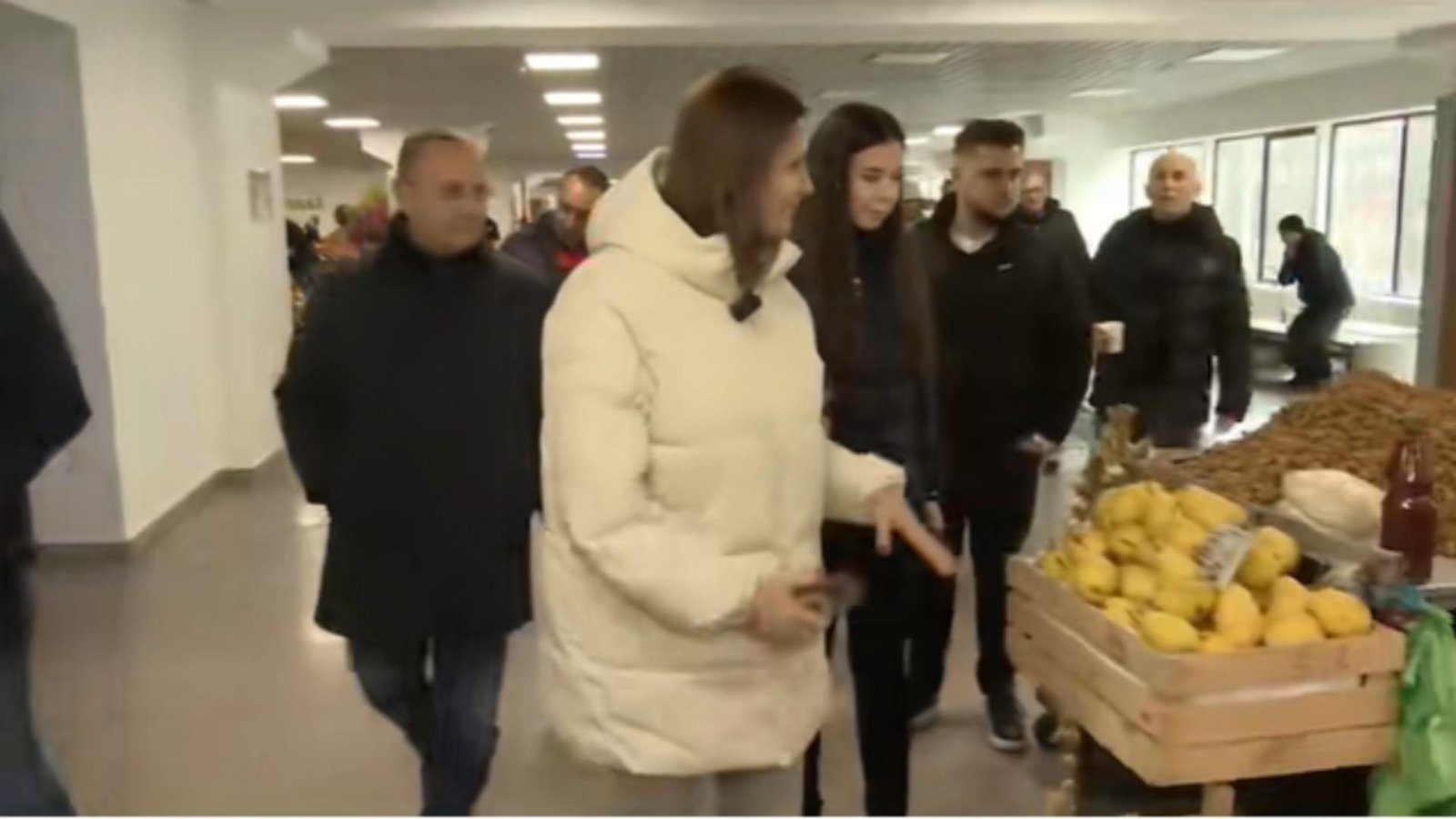 anca alexandrescu din nou printre oameni ce a cumparat de la piata video 6932d06429a41