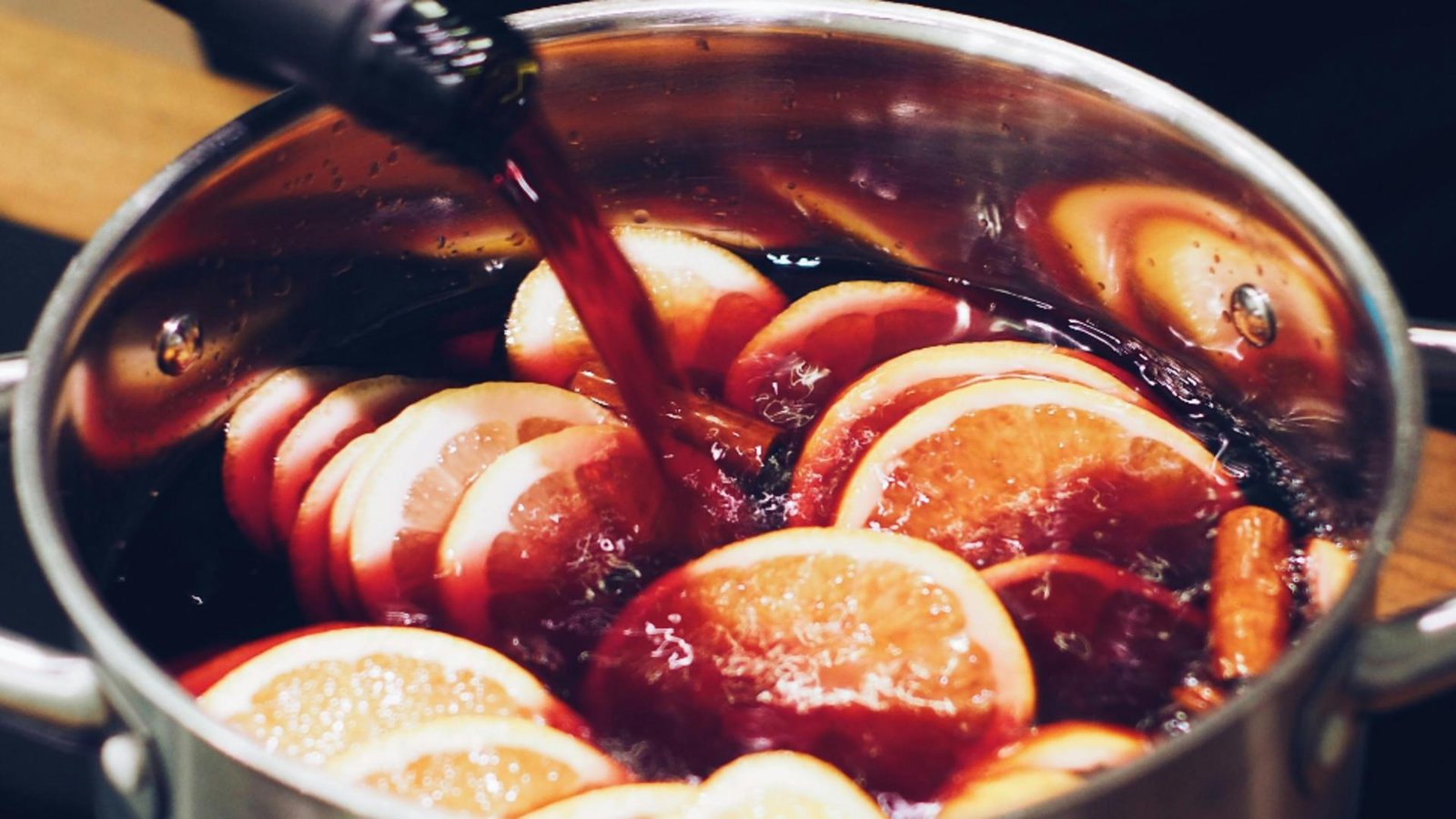 beneficiile pe care le are vinul fiert cat de sanatoasa este aceasta bautura 692ff28372736