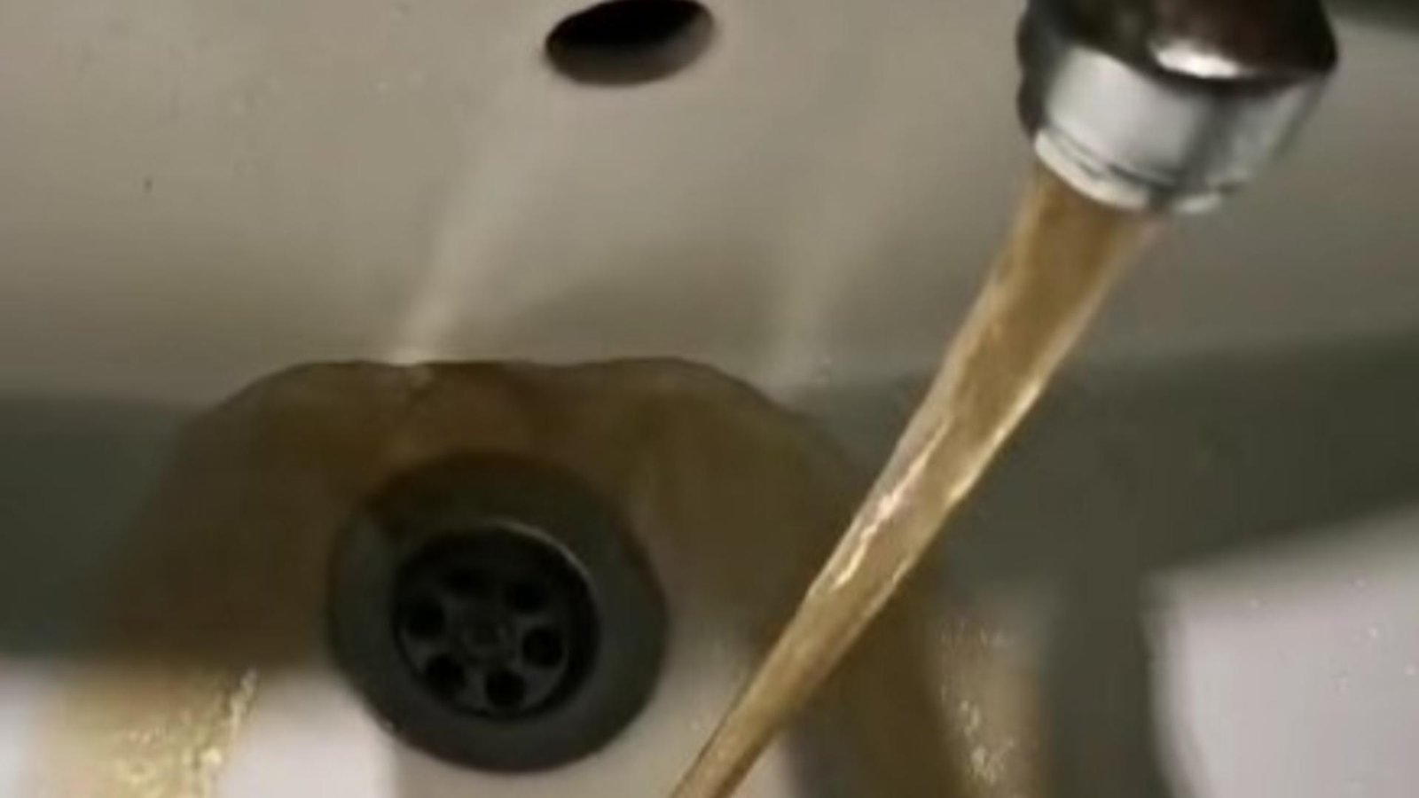 criza apei din prahova oamenii care au primit namol la robinet ar putea plati facturi ca pentru apa potabila 69335243f3b6c