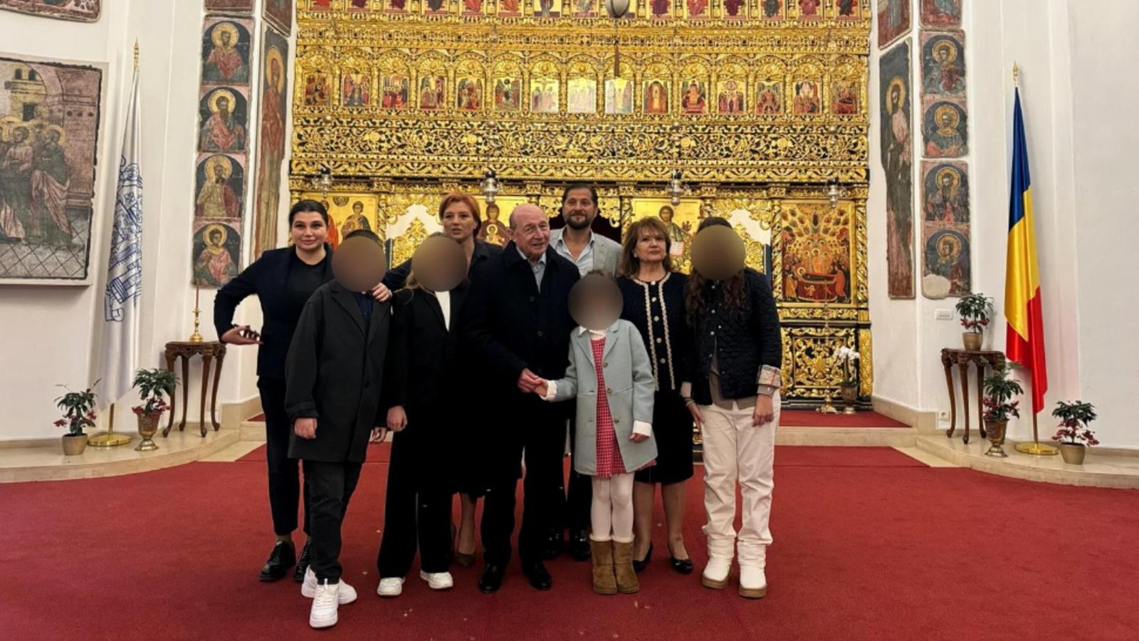 elena basescu a ajuns de nerecunoscut fosta diva a aparut la aniversarea casniciei parintilor sai iar imaginea este socanta 6934998350bd3